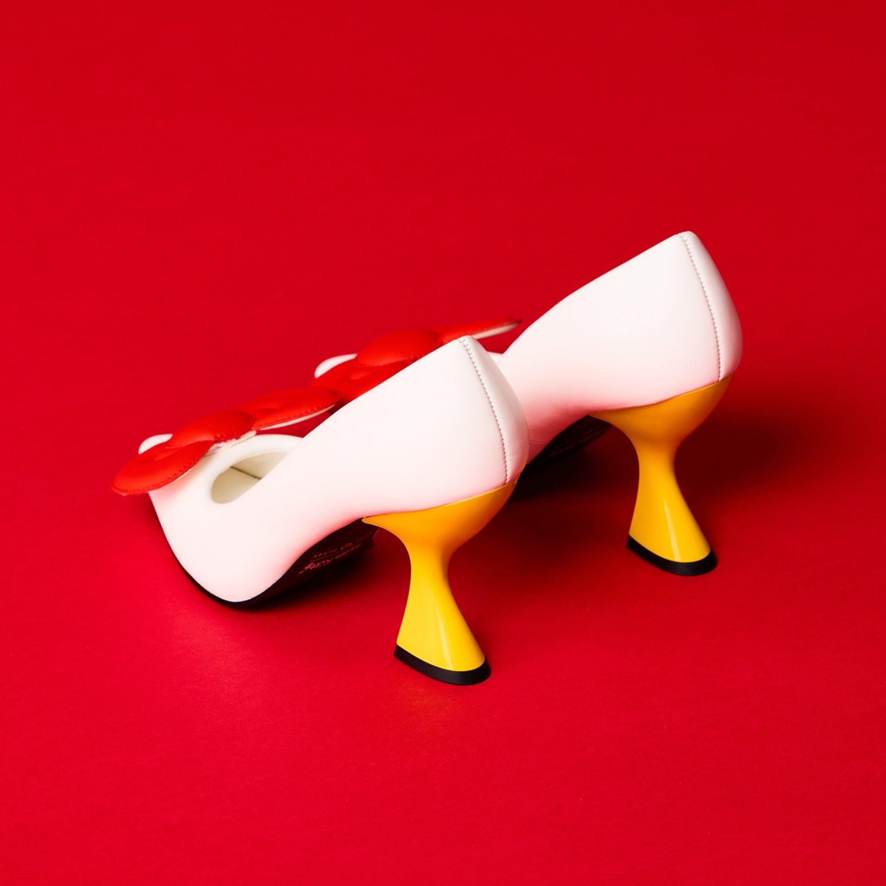 Close-up of the pointed toe of the white bridal pumps featuring Hello Kitty design.