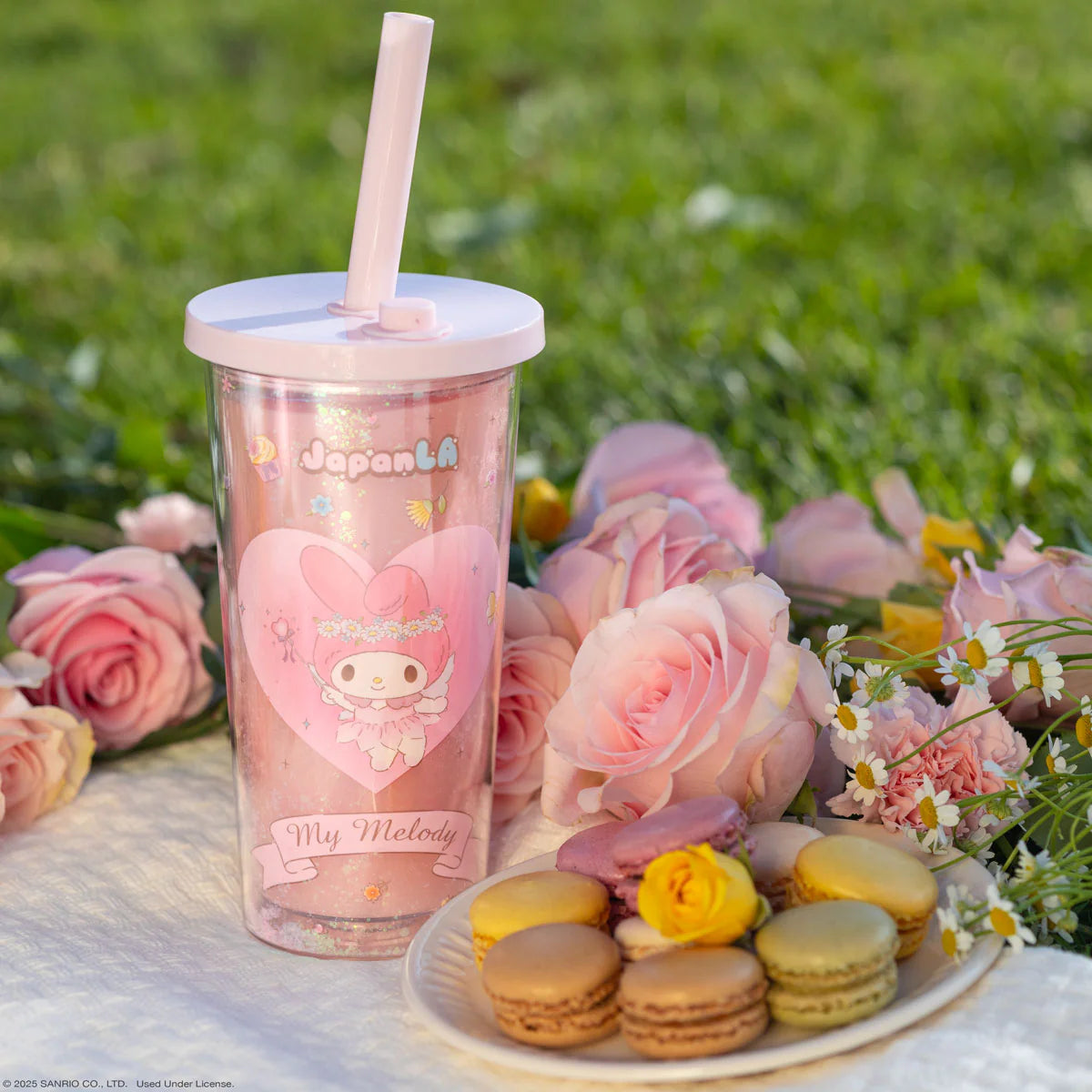Top-down view showing the sealable lid and reusable straw setup of the kawaii cup