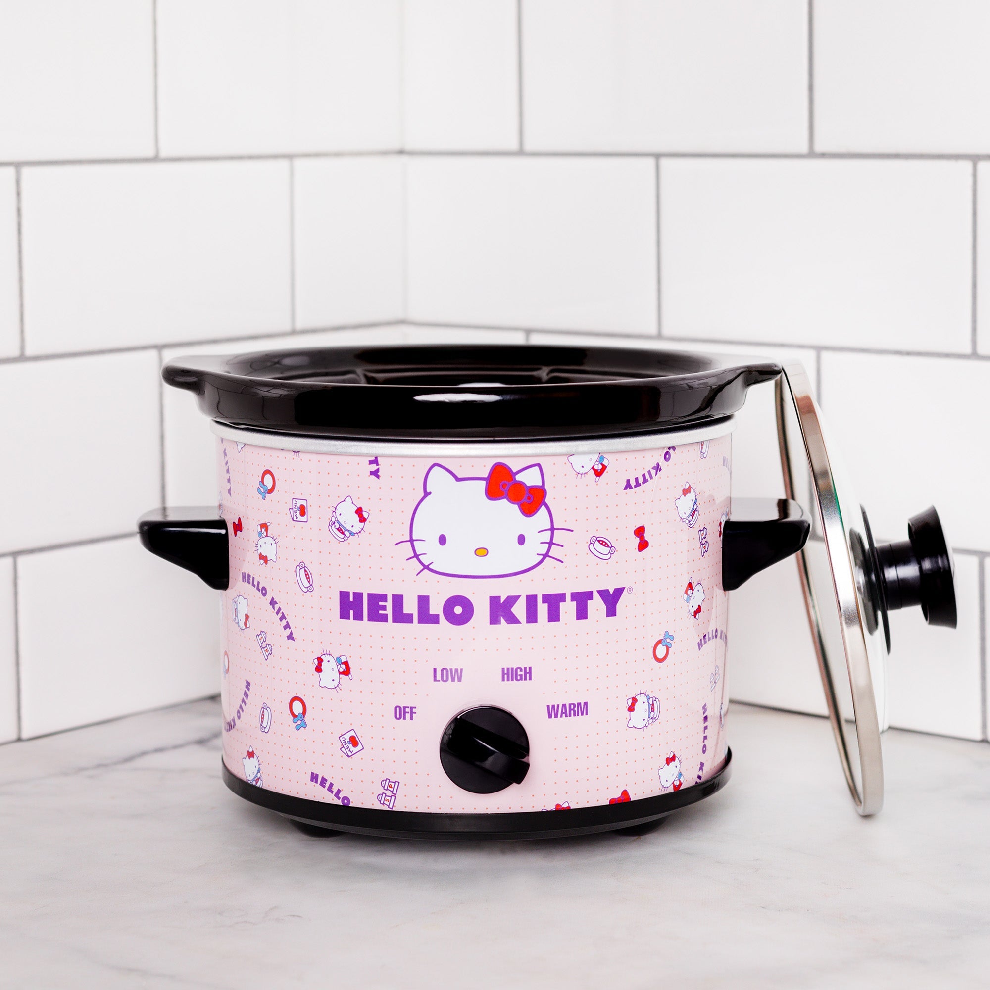 Close-up of Hello Kitty design on the slow cooker’s front panel