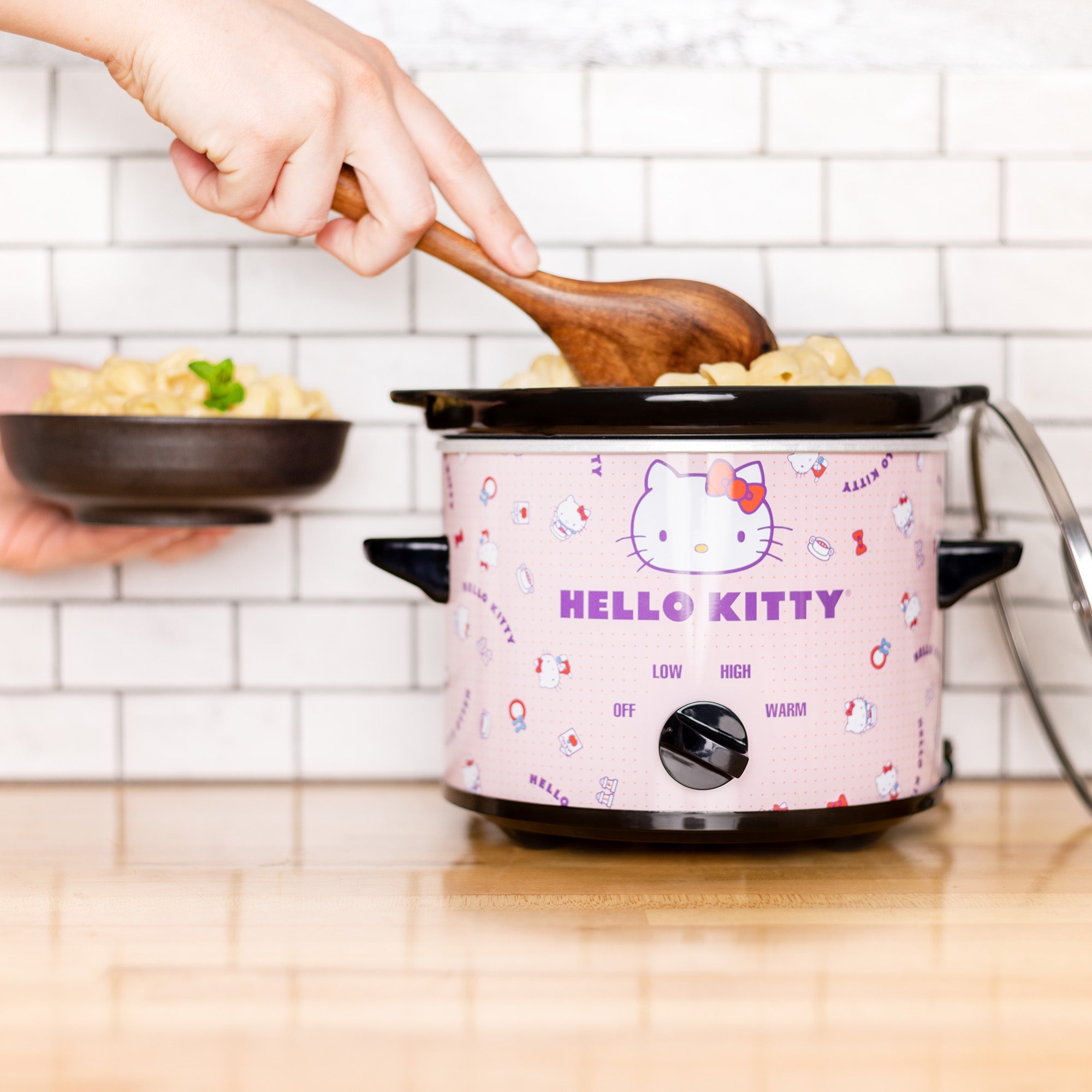 Close-up of Hello Kitty design on the slow cooker’s front panel