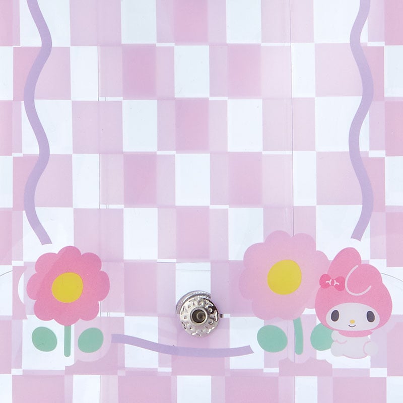 Close-up of the heart-shaped clasp on the My Melody mini makeup pouch.